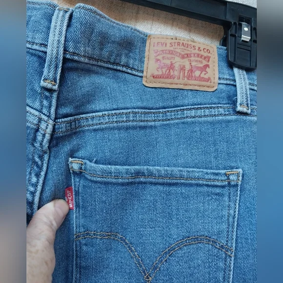 Levi's Women's Skinny Jeans in Blue - Picture 3 of 3